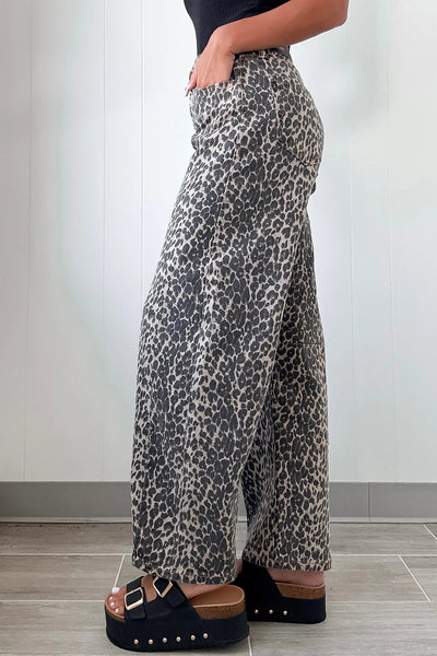 Trendy Women's High-Waisted Black Leopard Print Barrel Jeans for Casual Comfort and Chic Style