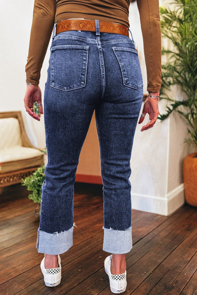 Chic Women's High-Waisted Slim Fit Jeans in Classic Blue Denim  Ideal for Casual Outfits and Everyday Style