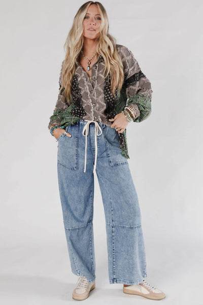 Chic High Waisted Women's Slim Fit Jeans in Classic Blue Denim - Ideal for Casual and Trendy Looks