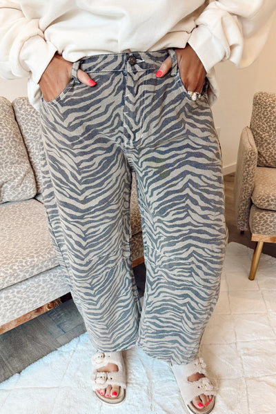 Trendy High-Waisted Gray Zebra Stripe Wide Leg Jeans for Women Effortless Style and All-Day Comfort