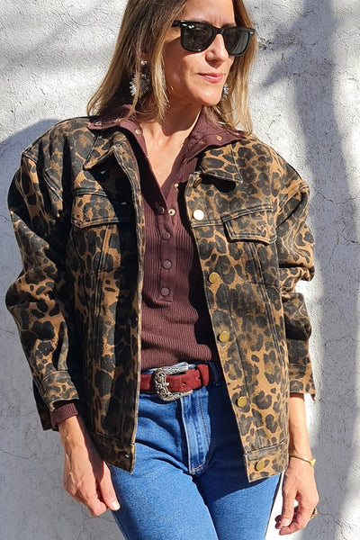 Chic Women's Khaki Retro Leopard Print Denim Jacket with Flap Pockets and Button Closure for Effortless Style