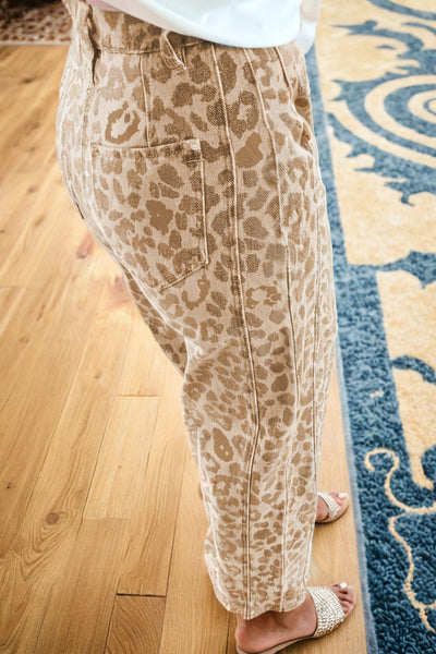Trendy Women's Khaki Leopard Print Straight-Leg Jeans - Comfortable Loose Fit for Effortless Casual Chic Style