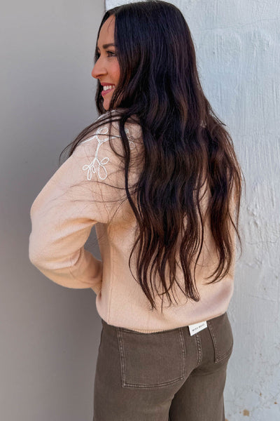 Women's Stylish Casual Ribbed Sweater with Contrast Embroidery in Parchment - Comfortable Fit for Everyday Wear