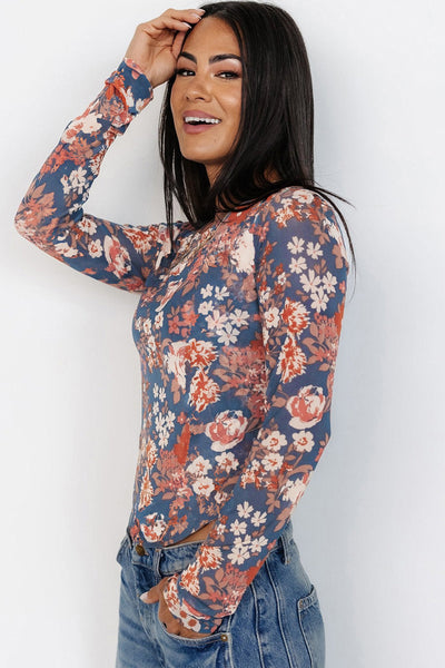Vibrant Floral Print Blouse for Women - Stylish Short Sleeve Top with Flattering Fit for Effortless Everyday Elegance