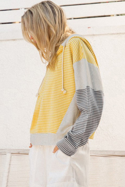 Trendy Women's Striped Hoodie - Cozy Pullover with Kangaroo Pocket for Stylish Everyday Comfort in Vibrant Colors
