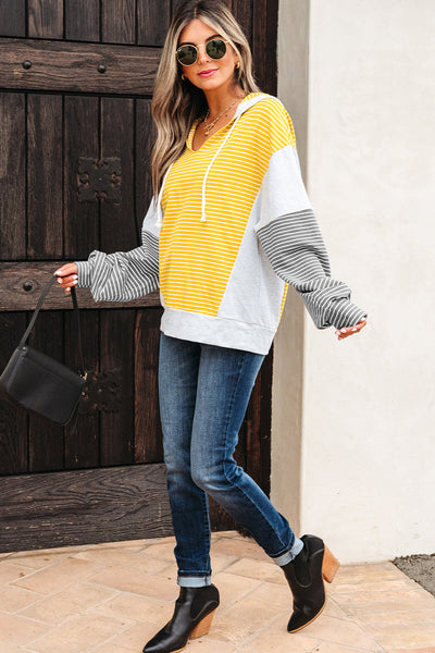 Trendy Women's Striped Hoodie - Cozy Pullover with Kangaroo Pocket for Stylish Everyday Comfort in Vibrant Colors