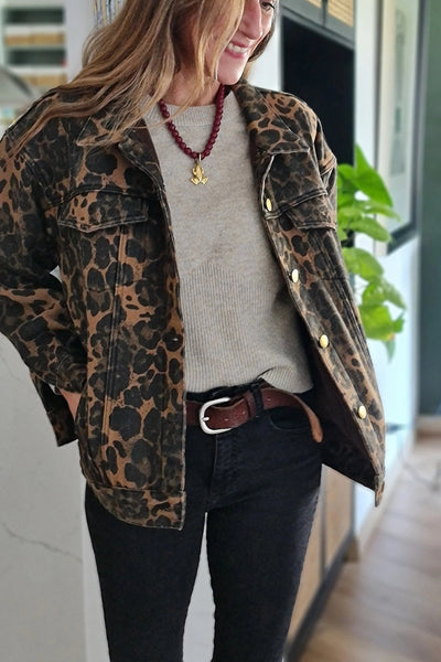 Chic Women's Khaki Retro Leopard Print Denim Jacket with Flap Pockets and Button Closure for Effortless Style