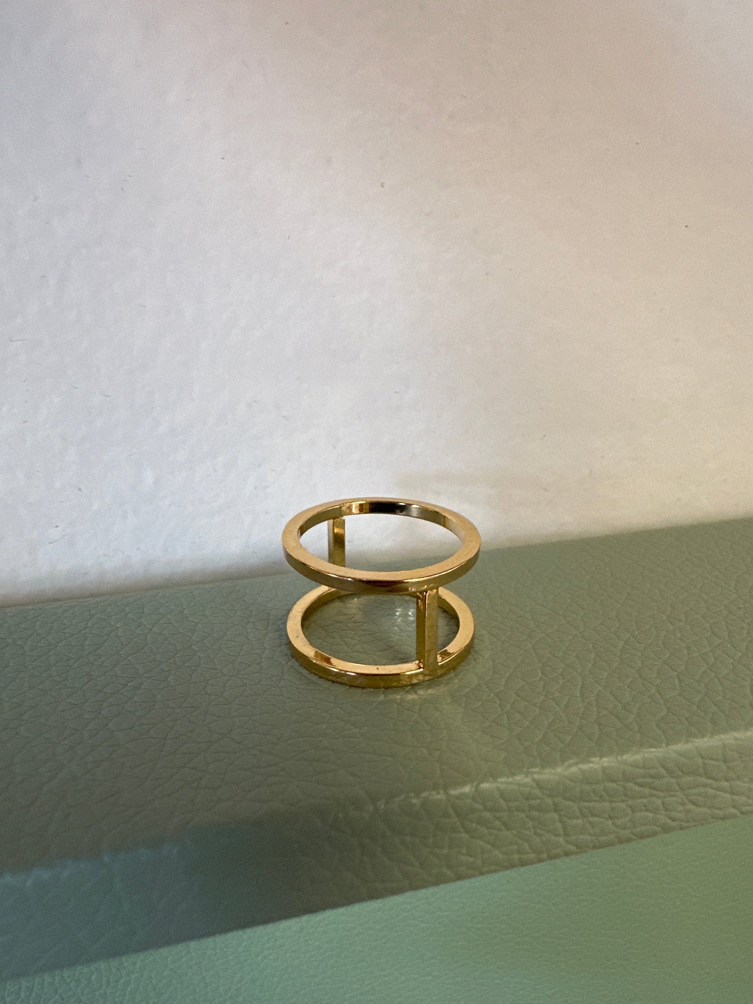 Standout Boutique Double Bar 18 K Gold Bond Ring