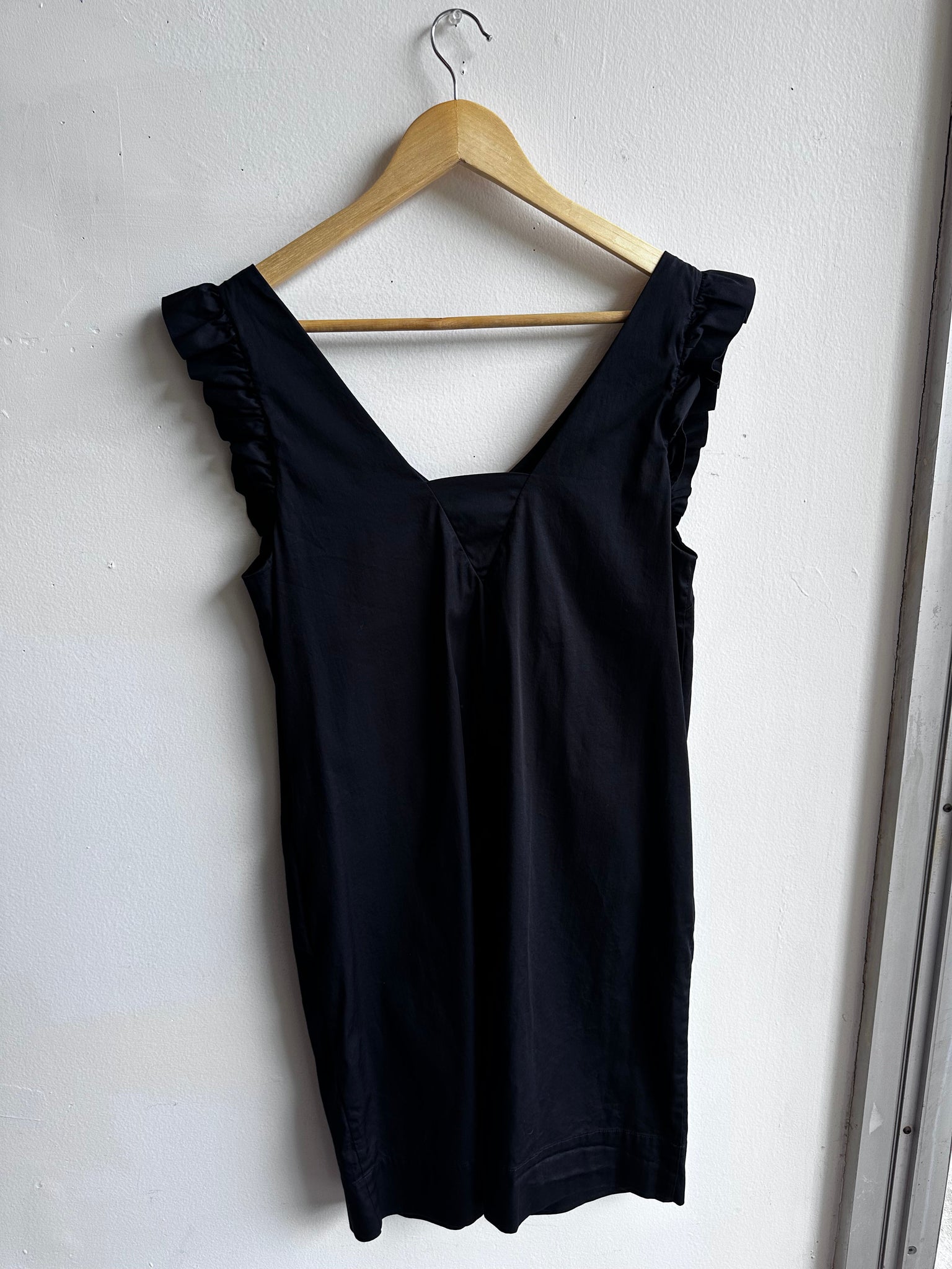 Laura Black Ruffle Sleeve Cocktail Dress – Size 6