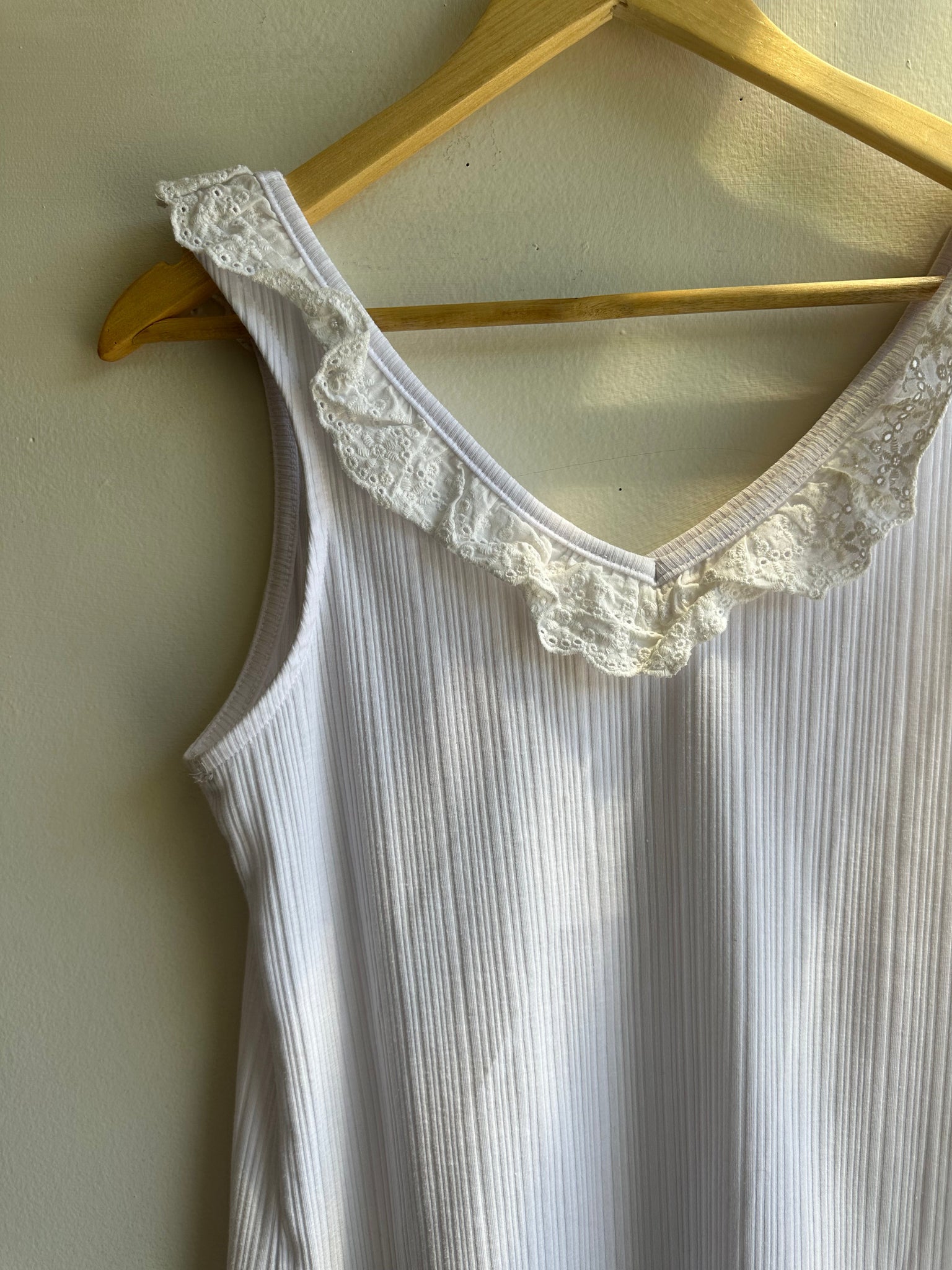 Lace Trim V Neck White Tank Top | Size Large