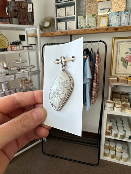 Vintage Howlite Leaf Shaped Silver Hand Crafted Pendant