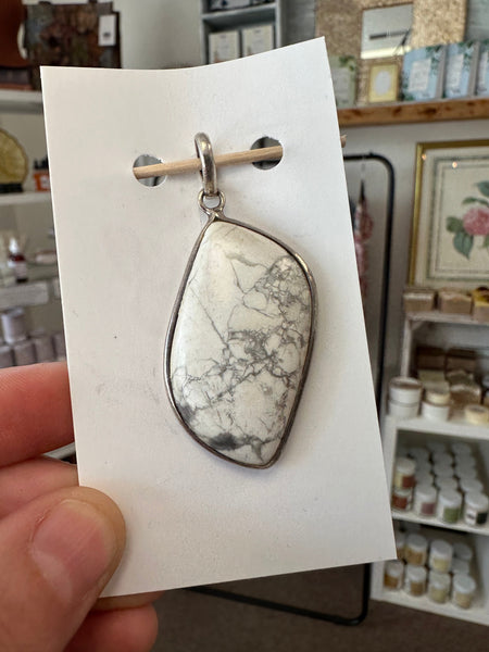 Vintage Howlite Leaf Shaped Silver Hand Crafted Pendant