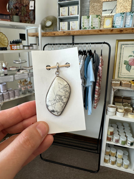 Vintage Howlite Leaf Shaped Silver Hand Crafted Pendant