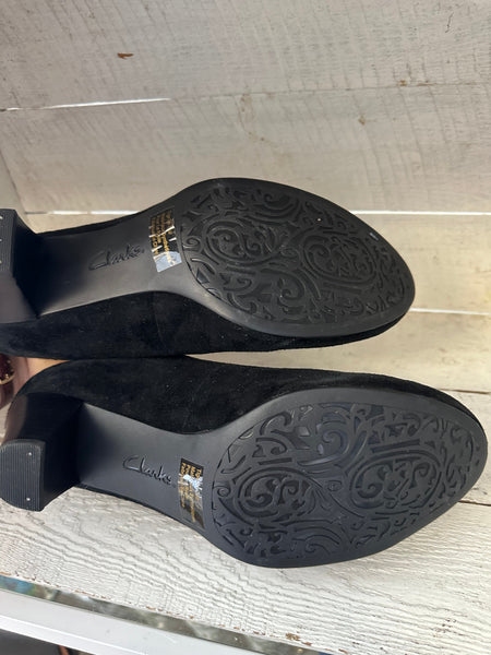 Clark’s Black Suede Low Heel Shoes | Women’s Size 10
