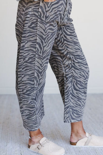 Trendy High-Waisted Gray Zebra Stripe Wide Leg Jeans for Women Effortless Style and All-Day Comfort