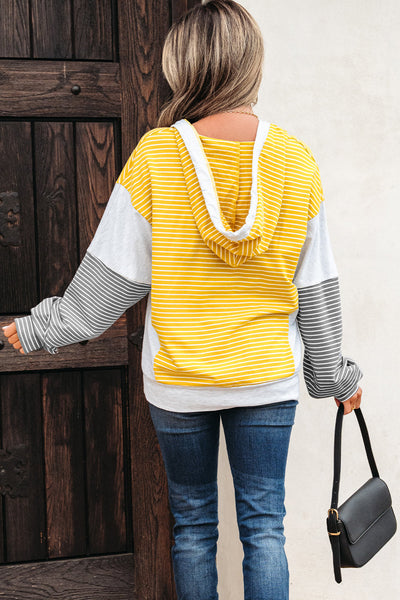 Trendy Women's Striped Hoodie - Cozy Pullover with Kangaroo Pocket for Stylish Everyday Comfort in Vibrant Colors
