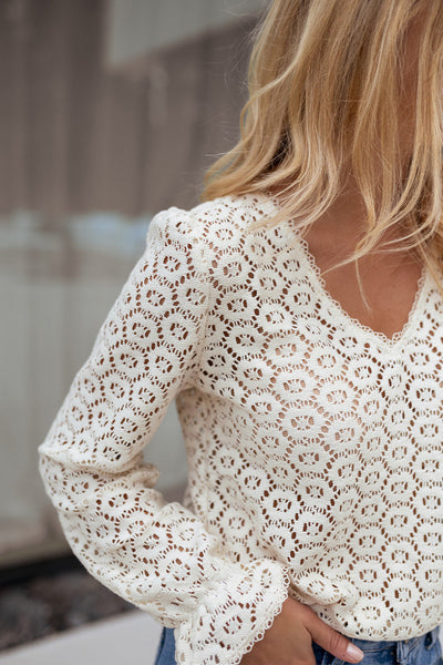 Elegant Women's Floral Lace Sleeveless Top in Soft White - Feminine Style for Effortless Chic Fashion
