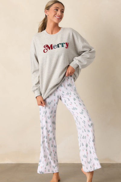 Cozy Women's Light Grey Chenille Sweatshirt with Merry Letter Patch and Drop Shoulder Design for Casual Style