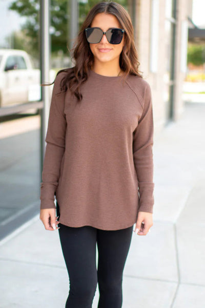 Cozy Women's Old Rose Thermal Knit Raglan Sleeve Top with Exposed Seams - Perfect for Year-Round Casual Style
