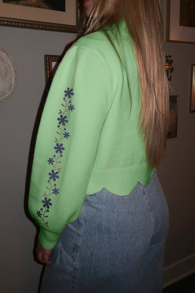Women's Light Green Floral Embroidered Cropped Sweater - Chic Spring Knitwear with Scallop Hem for Casual Outings