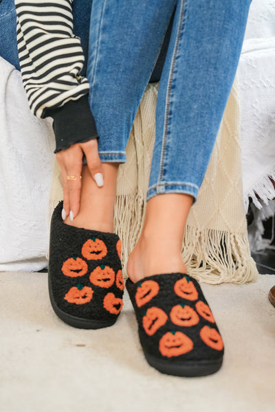 Cozy Women's Black Pumpkin Plush Slippers - Fun Halloween Home Footwear with Non-Slip Sole for Comfort and Style