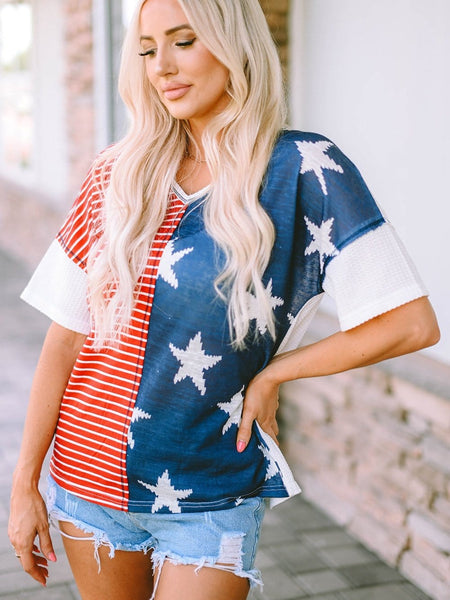 Star Print V-neck Tee with Color-blocking Design