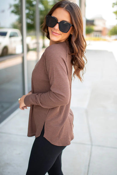 Cozy Women's Old Rose Thermal Knit Raglan Sleeve Top with Exposed Seams - Perfect for Year-Round Casual Style