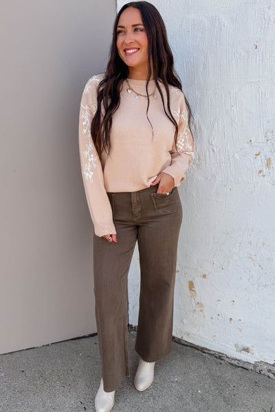 Women's Stylish Casual Ribbed Sweater with Contrast Embroidery in Parchment - Comfortable Fit for Everyday Wear