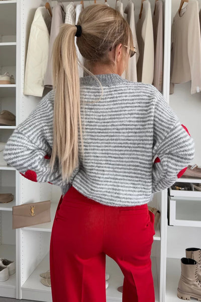 Cozy Women's Gray Striped Heart Pattern Knit Sweater - Stylish, Relaxed Fit for Casual Outings and Everyday Wear