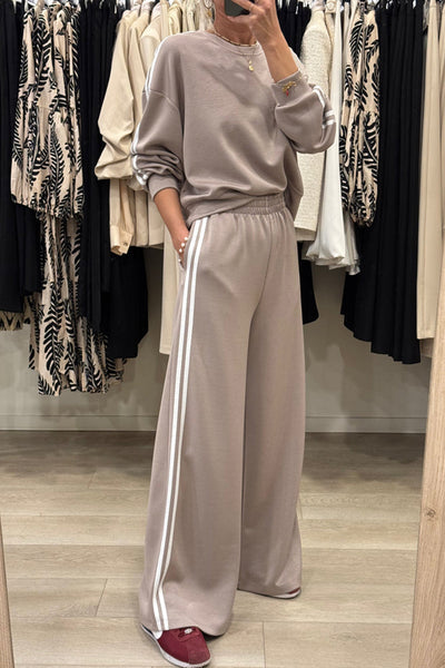 Chic Women's Grey Sweatshirt and Sweatpants Set for Cozy Comfort and Trendy Style, Perfect for Relaxing Days