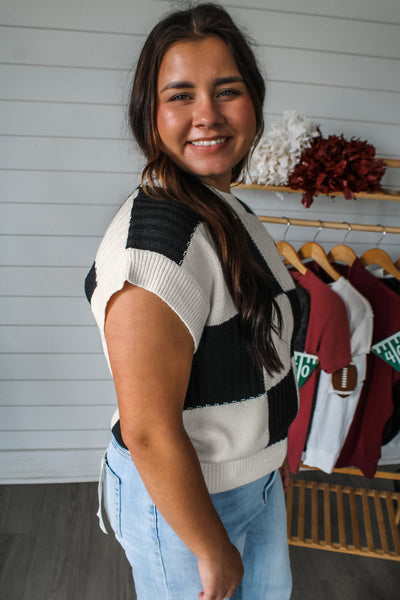 Chic Women's Black Checkered Color Block Sweater - Short Sleeve Crew Neck for Effortless Casual Style