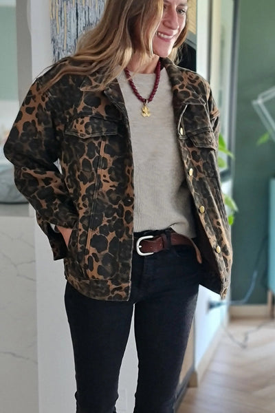 Chic Women's Khaki Retro Leopard Print Denim Jacket with Flap Pockets and Button Closure for Effortless Style
