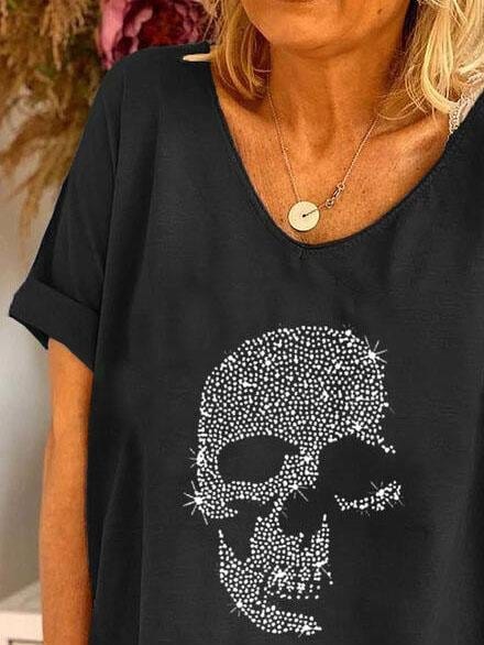 V-neck Skull Print Loose Short Sleeve T-shirt with practical styling and dependable silhouette control.