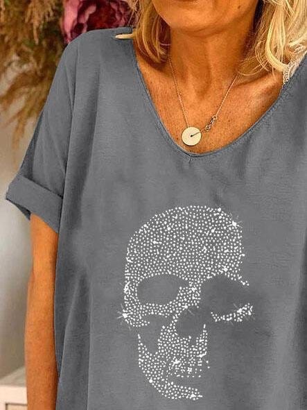 V-neck Skull Print Loose Short Sleeve T-shirt with practical styling and dependable silhouette control.