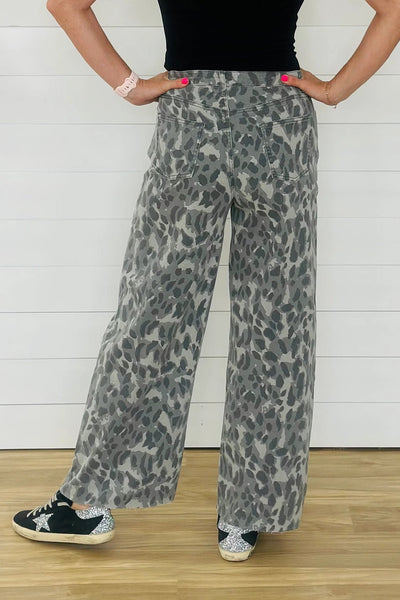 Women's Wide-Leg Grey Leopard Print Jeans with High-Waisted Fit