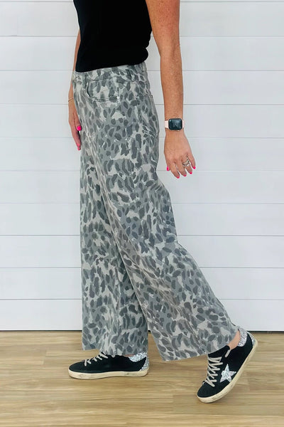 Women's Wide-Leg Grey Leopard Print Jeans with High-Waisted Fit